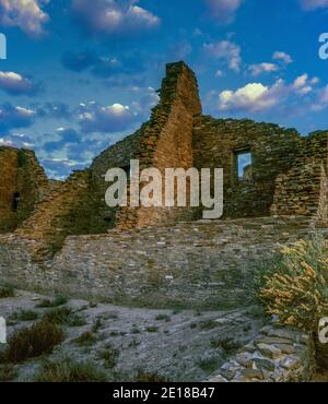 Dawn, rovine, Pueblo Bonito, Chaco Culture National Historical Park, New Mexico Foto Stock