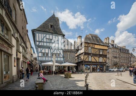 Dinan Francia 7 maggio 2013: Turisti e locali nella bella città di Dinan, con le sue molte case in legno incorniciato. Foto Stock