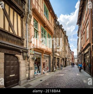 Dinan Francia 7 maggio 2013: Turisti e locali nella bella città di Dinan, con le sue molte case in legno incorniciato. Foto Stock