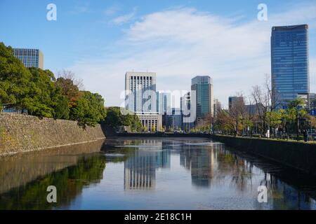 Riflessione sui grattacieli vicino Palazzo Imperiale Chiyoda città Tokyo Giappone Foto Stock