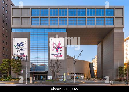 tokyo, giappone - gennaio 02 2021: Edificio del Centro Cosmico Shinjuku decorato con poster dei Giochi Olimpici e Paralimpici estivi del 2020 che raffigurano il Foto Stock