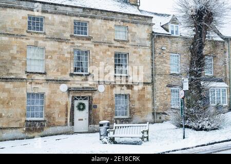 Casa di città su Burford Hill nella neve di dicembre. Burford, Cotswolds, Oxfordshire, Inghilterra Foto Stock