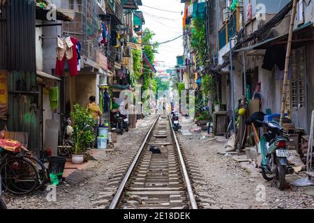 Hanoi, Vietnam - 23 giugno 2019: 'Hanoi Street Train' è un luogo nel quartiere storico di hanoi dove i treni passano attraverso molto vicino alle case della gente. È un Foto Stock