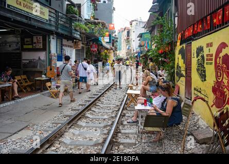 Hanoi, Vietnam - 23 giugno 2019: 'Hanoi Street Train' è un luogo nel quartiere storico di hanoi dove i treni passano attraverso molto vicino alle case della gente. Foto Stock