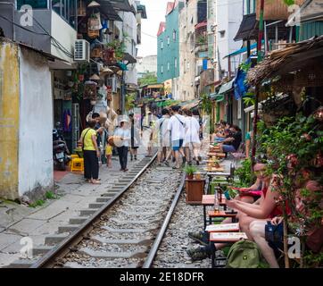 Hanoi, Vietnam - 23 giugno 2019: 'Hanoi Street Train' è un luogo nel quartiere storico di hanoi dove i treni passano attraverso molto vicino alle case della gente. Foto Stock