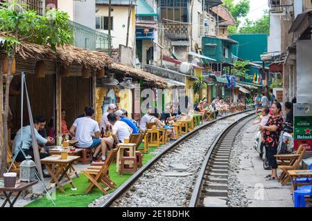 Hanoi, Vietnam - 23 giugno 2019: 'Hanoi Street Train' è un luogo nel quartiere storico di hanoi dove i treni passano attraverso molto vicino alle case della gente. È un Foto Stock