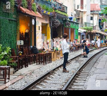 Hanoi, Vietnam - 23 giugno 2019: 'Hanoi Street Train' è un luogo nel quartiere storico di hanoi dove i treni passano attraverso molto vicino alle case della gente. Foto Stock