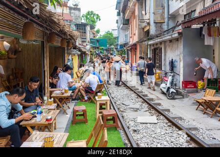 Hanoi, Vietnam - 23 giugno 2019: 'Hanoi Street Train' è un luogo nel quartiere storico di hanoi dove i treni passano attraverso molto vicino alle case della gente. Foto Stock