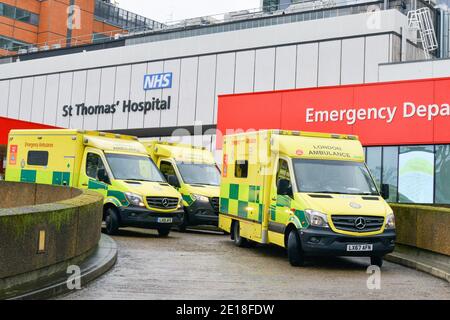 Londra, Regno Unito. 4 gennaio 2021. Le ambulanze si trovano all'esterno del St Thomas Hospital di Londra. Credit: Thomas Krych/SOPA Images/ZUMA Wire/Alamy Live News Foto Stock