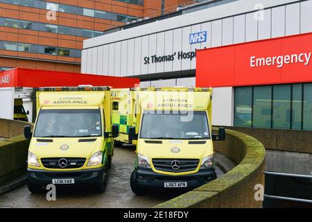 Londra, Regno Unito. 4 gennaio 2021. Le ambulanze si trovano all'esterno del St Thomas Hospital di Londra. Credit: Thomas Krych/SOPA Images/ZUMA Wire/Alamy Live News Foto Stock