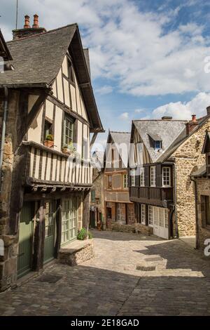 Strada acciottolata tra le belle case a graticcio in Dinan, Bretagna Foto Stock