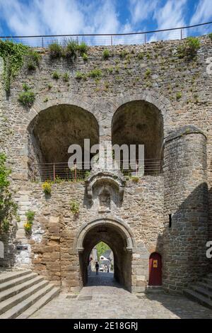 Dinan, Bretagna 7 maggio 2013 : le vecchie mura e la porta di Dinan, Bretagna Foto Stock