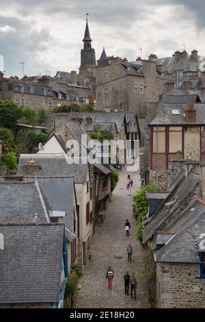 Dinan, Bretagna 7 maggio 2013 : Vista in salita dalle vecchie mura e la porta di Dinan, Bretagna Foto Stock