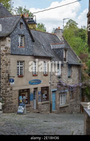 Dinan, Bretagna 7 maggio 2013 : Negozio di artigianato e scultura a Dinan, Bretagna Foto Stock