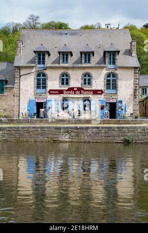 Dinan, Bretagna 7 maggio 2013 : ristorante Creperie a Dinan riflesso nel fiume Rance Foto Stock