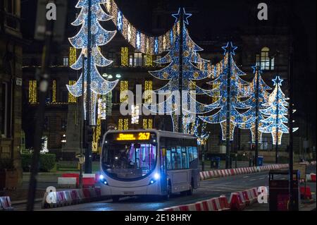 Glasgow, Scozia, Regno Unito. 5 gennaio 2021. Nella foto: Gli autobus sono in esecuzione ma vuoti. Ieri alle 14 il primo ministro scozzese ha annunciato che ci sarebbe stato un blocco a partire dalla mezzanotte. Scene di questa mattina presto durante che cosa normalmente sarebbe un'ora di punta occupata, vede soltanto una manciata dei pendolari andare circa il loro commercio. Il centro di Glasgow è vuoto e desertato. Alla gente è stato detto di rimanere nelle loro case a meno che relativo per i posti essenziali del viaggiatore come lavoro o per ottenere gli articoli essenziali di alimento o l'esercitazione. Credit: Colin Fisher/Alamy Live News Foto Stock