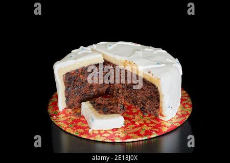 Torta di frutta di Natale con marzapane e glassa. Foto Stock