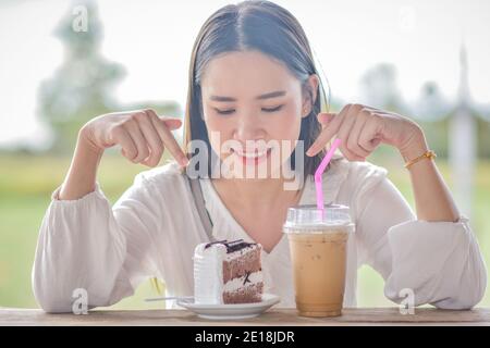 Donne di bellezza come torta di cocco fresco sfondo caffè ghiaccio Foto Stock