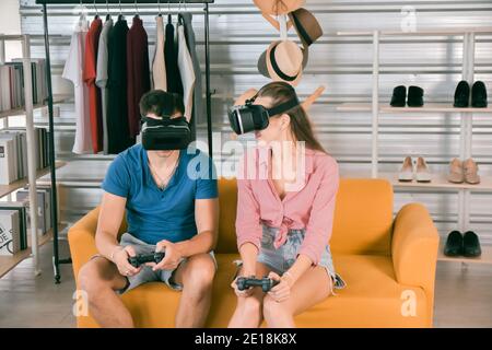 V log Gamer Live 3D gioco online con fan page inseguitore Foto Stock