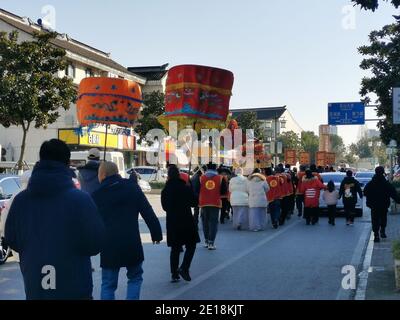 Suzhou, Suzhou, Cina. 5 gennaio 2021. Jiangsu, CINA-passersby guardare come una coppia tenere una cerimonia di nozze retrò a Suzhou, Cina orientale Jiangsu Provincia, 1 gennaio 2021. Quel giorno è il festival di Capodanno, un matrimonio sia primitivo e ''moda'', sia semplice e ''lusso'' retrò tenuto nelle strade di Suzhou, provincia di Jiangsu, gli alfieri di sedan che trasportano la berlina rossa, accompagnati dalla suona festosa, i tamburi e una squadra retrò accogliente boisterous, hanno attratto molti cittadini si fermano a guardare, scattare foto.Ã‚Â oggi, sempre più persone scelgono di tornare al tradizionale matrimonio popolare per segnare la grande da Foto Stock