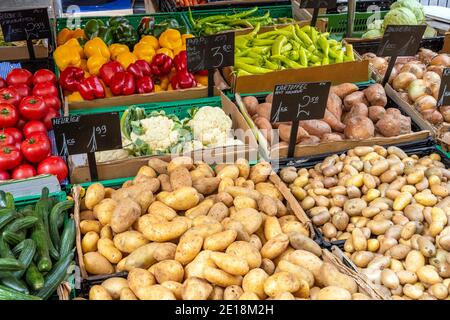 Patate e altri ortaggi per la vendita su un mercato Foto Stock