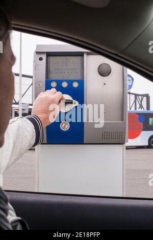 Uomo che paga per il parcheggio con carta di credito Foto Stock