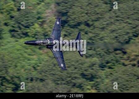 Royal Air Force (RAF) Hawk T2 Jet Trainer volare basso livello in montagna Foto Stock