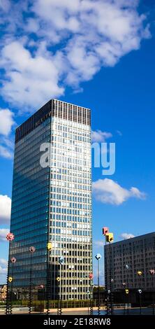 PARIGI, FRANCIA - 30 GIUGNO 2012: Takis Pool e grattacieli in Difesa. La Defense è un importante quartiere degli affari di Parigi e un più grande open-air contemporaneo Foto Stock