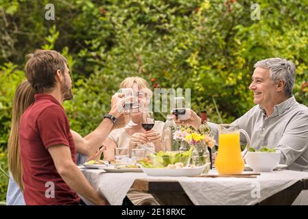 Famiglia avente il pranzo in giardino Foto Stock