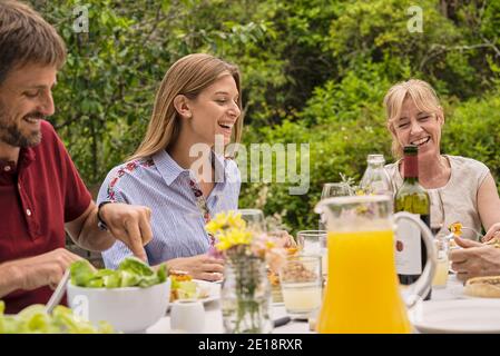 Famiglia avente il pranzo in giardino Foto Stock