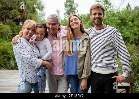 Ritratto di famiglia felice in piedi insieme Foto Stock