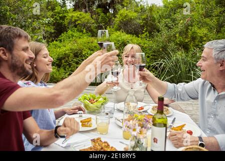 Buon bicchiere di vino da tostare con la famiglia Foto Stock