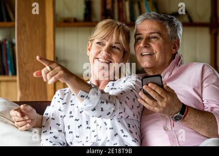 Coppia anziana che si rilassa nella capanna di palafitte Foto Stock