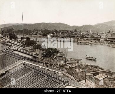 Fotografia d'epoca del XIX secolo - epoca Meiji Giappone: Vista dei moli lungo il lungomare della città di Hiroshima Giappone. Hiroshima, oggi una città moderna sull'isola giapponese di Honshu, fu in gran parte distrutta da una bomba atomica durante la seconda guerra mondiale Foto Stock