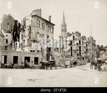 Fotografia d'epoca del XIX secolo - rovine per le strade di Parigi 1871. La comune di Parigi era un governo radicale socialista, anti-religioso e rivoluzionario che governò Parigi dal 18 marzo al 28 maggio 1871. La guerra franco-prussiana aveva portato alla cattura dell'Imperatore Napoleone III nel settembre 1870, al crollo del secondo Impero francese e all'inizio della terza Repubblica. Foto Stock