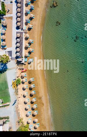 Foto aerea di una spiaggia di sabbia con lettini e acque turchesi. Foto Stock