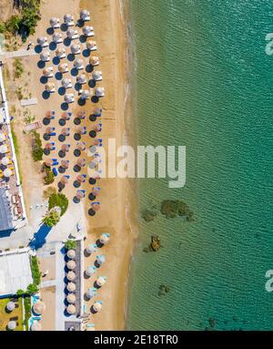 Foto aerea di una spiaggia di sabbia con lettini e acque turchesi. Foto Stock