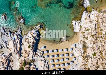 Foto aerea di una splendida spiaggia rocciosa nelle isole Paros, Kolymbithres. Foto Stock