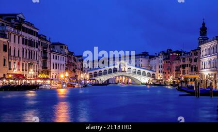 Ponte di Rialto al crepuscolo con vista sul grande canale, Venezia, attrazione turistica dell'isola italiana. Foto Stock