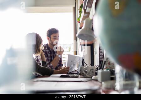 La gente di affari il riesame dei documenti di office Foto Stock