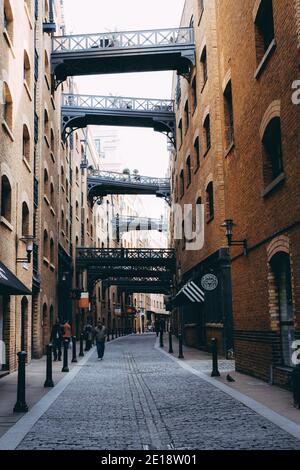 Londra - UK - Dicembre 2020 : magazzini e passerelle sulla storica strada lungo il fiume Shad Thames London Bridge Foto Stock