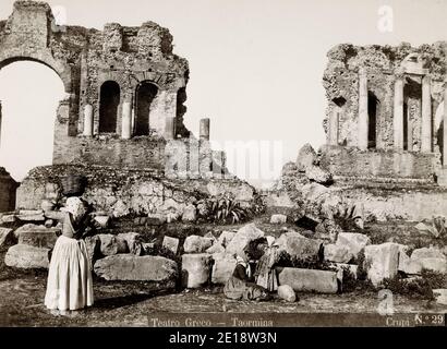 Fotografia Vintage del 19th° secolo - Teatro Greco a Taormina, Sicilia. Taormina è una cittadina collinare sulla costa orientale della Sicilia. Si trova vicino all'Etna, un vulcano attivo con sentieri che conducono alla cima. La città è conosciuta per il Teatro Antico di Taormina, antico teatro greco-­Roman ancora oggi in uso. Foto Stock