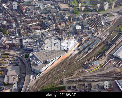 Vista aerea del centro di Doncaster, compreso il centro commerciale Frenchgate e la stazione ferroviaria, Doncaster, South Yorkshire Foto Stock