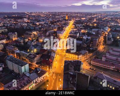 Skyline della città di Tarnow nella regione di Malopolska in Polonia al crepuscolo. Luci della città all'alba. Foto Stock