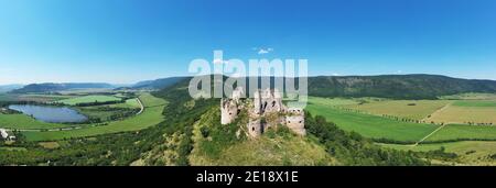Veduta aerea del castello nel villaggio di Turna nad Bodvou Slovacchia Foto Stock