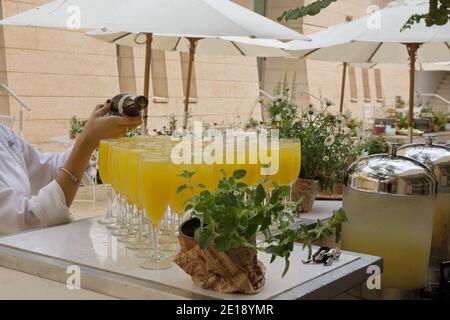 Preparazione di cocktail Mimosa per il brunch a buffet Foto Stock