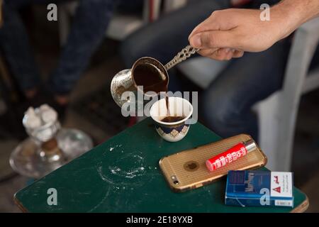 Vendere e servire caffè turco forte nel mercato, città vecchia, Gerusalemme, Israele Foto Stock