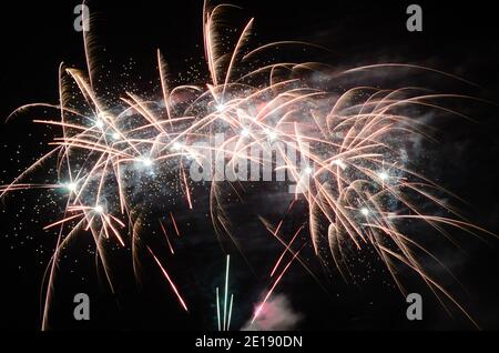 grandi fuochi d'artificio colorati e luminosi di notte Foto Stock