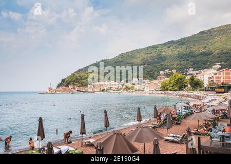 Petrovac, Montenegro - 18 agosto 2020: Stagione della spiaggia sulla spiaggia della città in estate - molti turisti Foto Stock