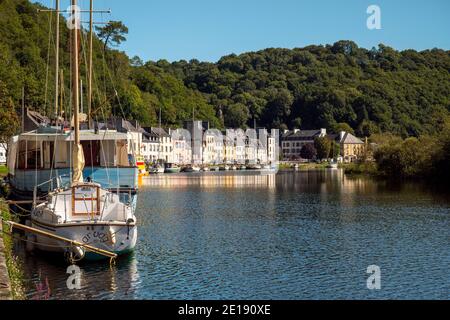 Port-Launay (Bretagna, Francia nord-occidentale): Villaggio sulle rive del fiume Aulne. Panoramica dalle rive del fiume Aulne: Barche e case in Foto Stock